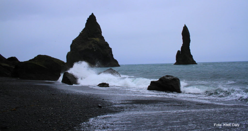 Den svarte stranda Reynisfjara med Reynisdrengar i enden. Kristin Daly